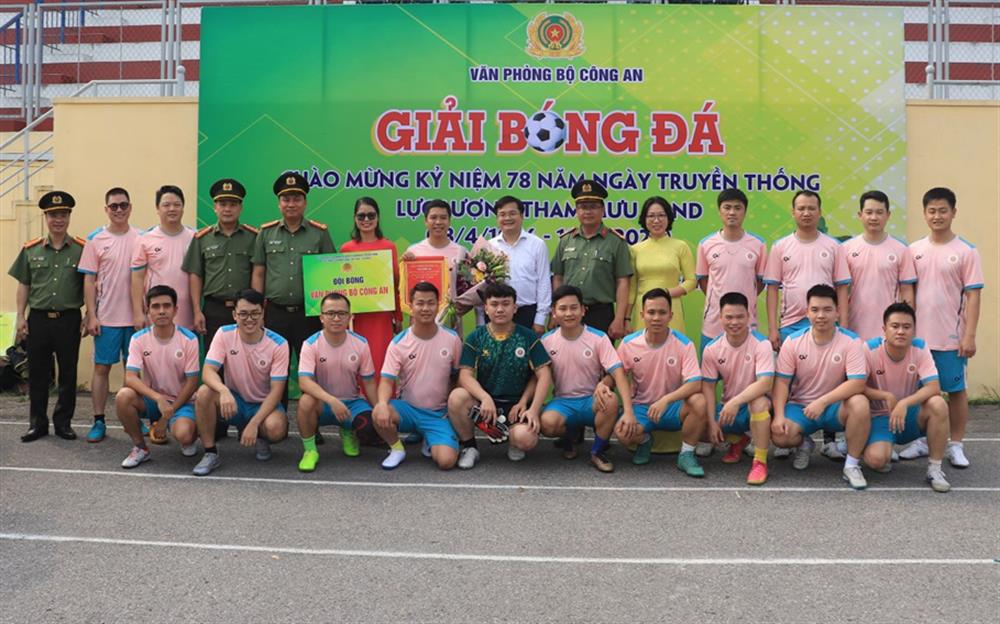 Các đội bóng chụp ảnh lưu niệm.