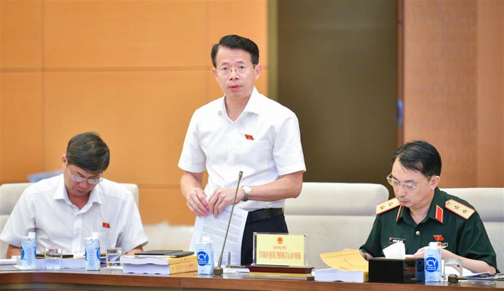 Các đại biểu thảo luận tại phiên họp.