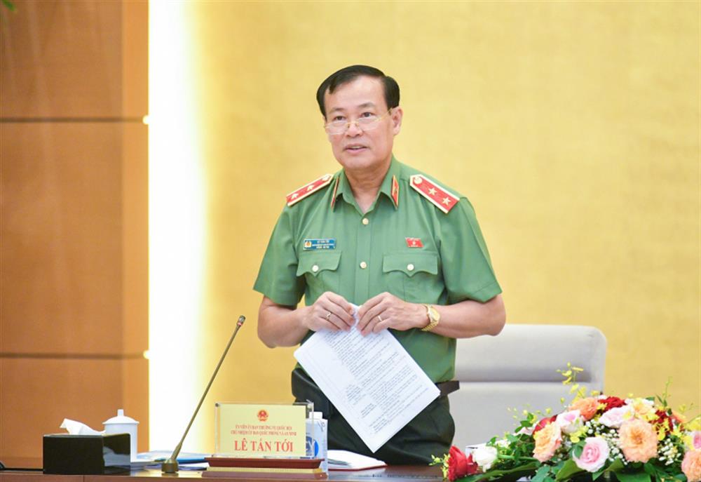 Chủ nhiệm UBQPAN Lê Tấn Tới phát biểu mở đầu phiên họp.