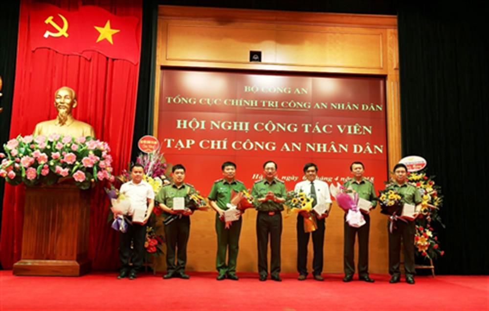 Thứ trưởng Nguyễn Văn Thành trao quà cho các cộng tác viên xuất sắc của Tạp chí CAND.