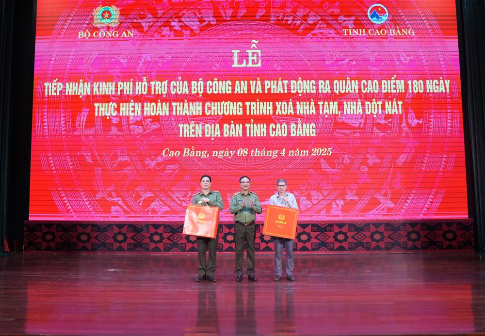 Thứ trưởng Phạm Thế Tùng tặng quà Công an tỉnh và Sở Nông nghiệp và môi trường tỉnh đại diện tham gia hỗ trợ xóa nhà tạm, nhà dột nát.