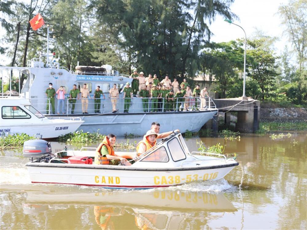 Tập huấn nghiệp vụ lái xuồng máy cho cán bộ, chiến sĩ.