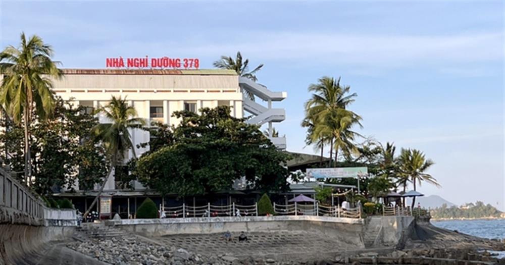 Nhà nghỉ dưỡng trong Công an nhân dân là tài sản công nằm trên đất an ninh, được xây dựng từ nguồn kinh phí ngân sách nhà nước và các nguồn kinh phí hợp pháp khác để bố trí cho cán bộ, chiến sĩ có tiêu chuẩn đi nghỉ dưỡng tại các nhà nghỉ dưỡng khi đi nghỉ dưỡng; cán bộ, chiến sĩ đi điều dưỡng phục hồi sức khỏe; cán bộ, chiến sĩ đi công tác, dự hội nghị, hội thảo, tập huấn,… và các đối tượng khác được cấp có thẩm quyền phê duyệt sử dụng khi đáp ứng các điều kiện, trình tự, thủ tục quy định tại Điều 6 dự thảo Thông tư này.