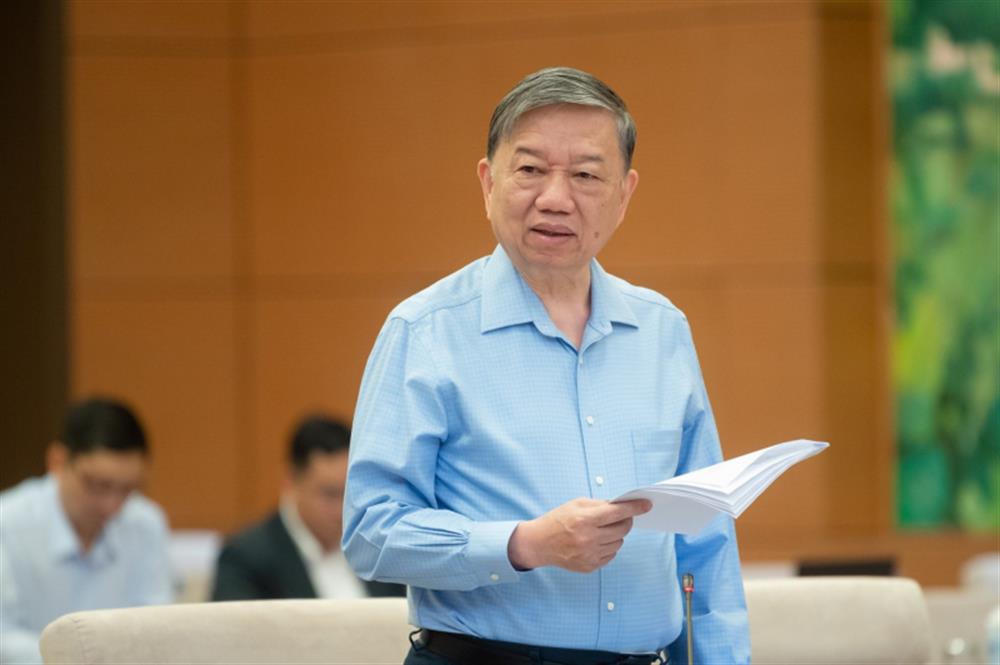 Bộ trưởng Tô Lâm trình bày tờ trình dự án luật. 