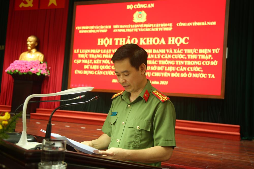 Đại tá Trần Nam Thắng, Phó Hiệu trưởng Trường Cao đẳng An ninh nhân dân 1 trình bày tham luận.
