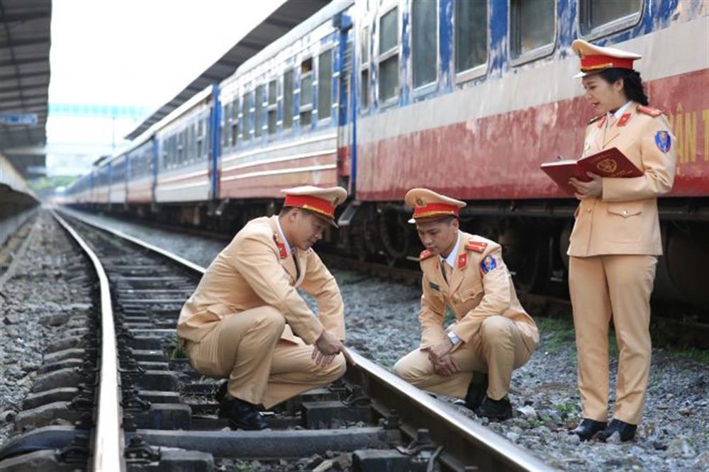 Lực lượng Cảnh sát giao thông thực hiện kiểm tra, kiểm soát đối với tuyến đường sắt.