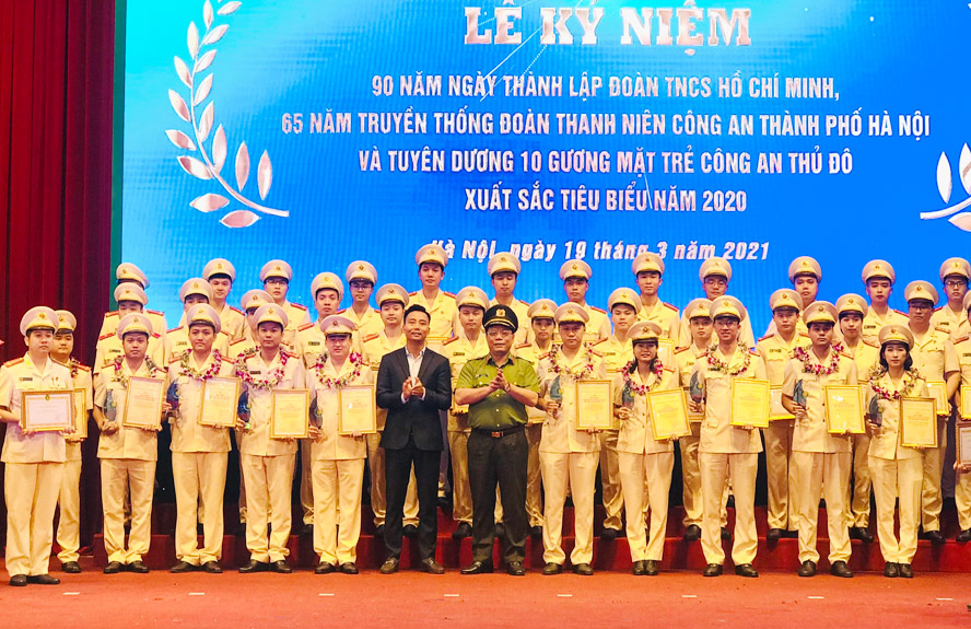 Tuyên dương 10 gương mặt trẻ Công an Thủ đô xuất sắc tiêu biểu.