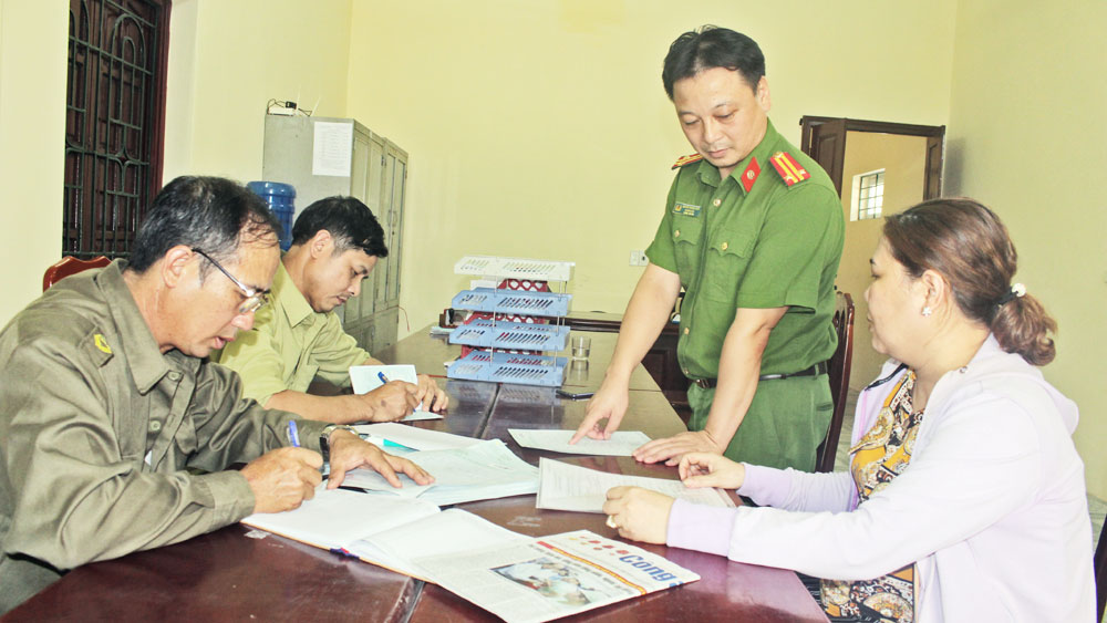 Lực lượng Công an tiếp nhận tin báo tố giác tội phạm từ người dân.