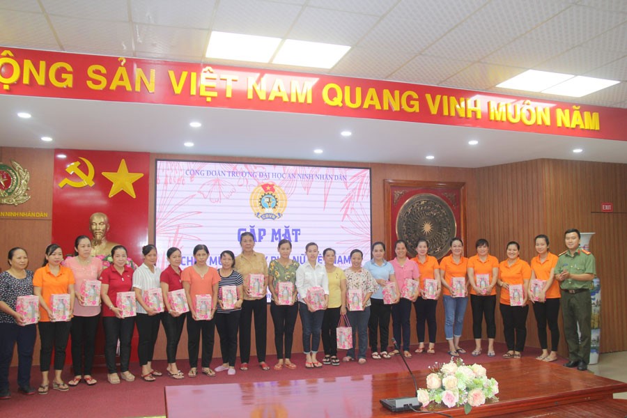 Gặp mặt chúc mừng ngày Phụ nữ Việt Nam đối với một số nữ lao động hợp đồng trong Công an nhân dân.